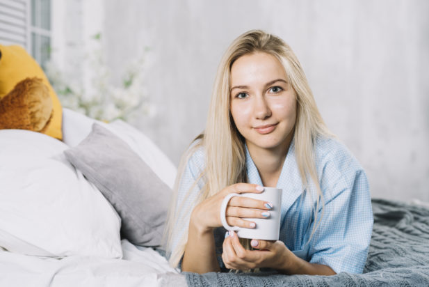 Ύπνος: Το ρόφημα που "καίει" το λίπος στην κοιλιά ενώ κοιμάστε, σύμφωνα με ειδικό