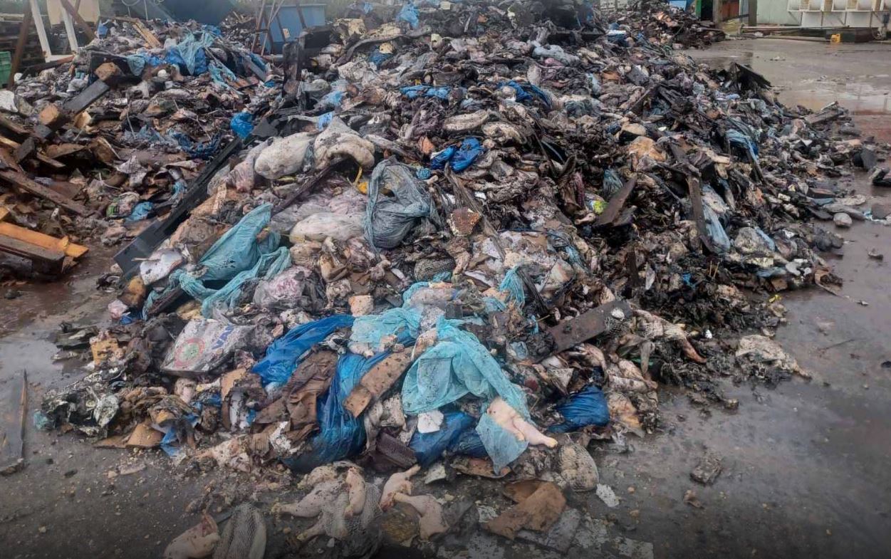 Πρέβεζα: Η στιγμή που φορτηγά αδειάζουν απόβλητα από την καμένη μονάδα της Κέρκυρας δίπλα στον ποταμό Λούρο – ΒΙΝΤΕΟ