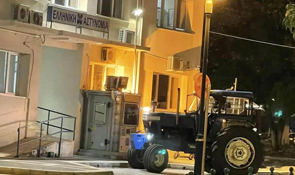 Αγρότης πήγε με το τρακτέρ του τα ξημερώματα στο ΑΤ Πτολεμαΐδας για να διαμαρτυρηθεί για τον ΟΠΕΚΕΠΕ – Θετικός σε αλκοτέστ – ΒΙΝΤΕΟ