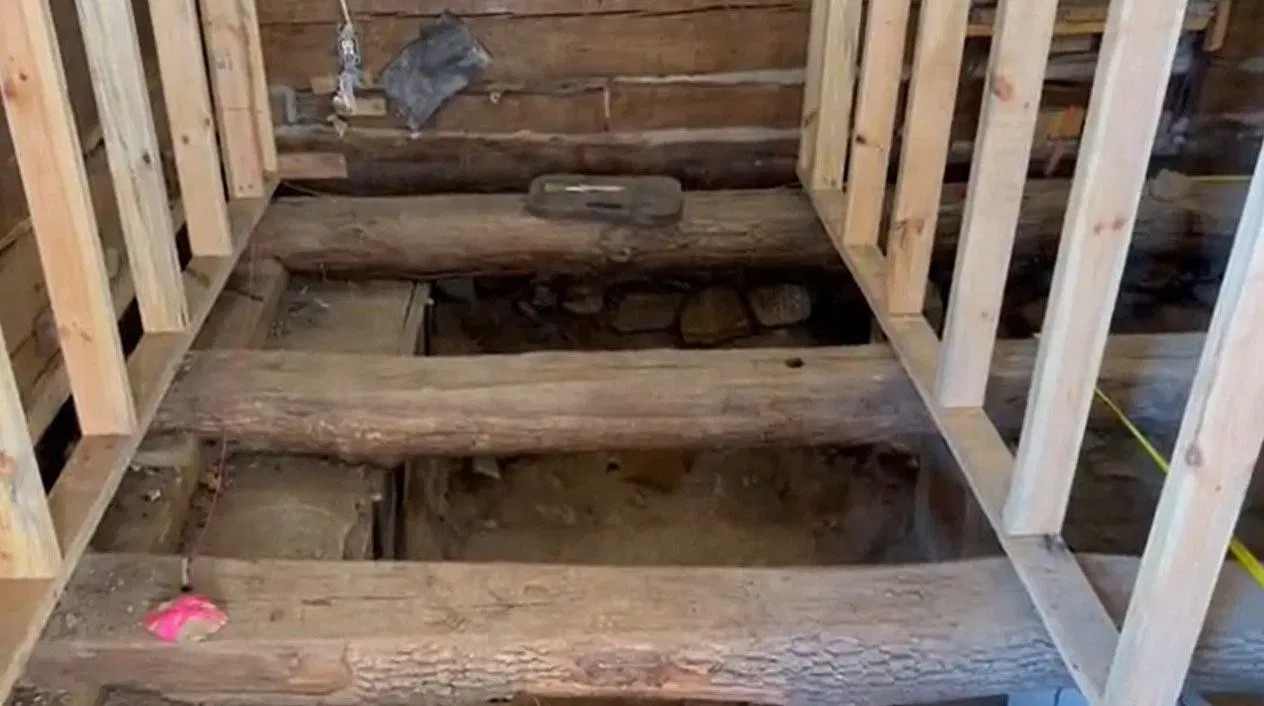 Αρχαιολόγοι ψάχνουν για τεχνουργήματα στο εσωτερικό του εστιατορίου μετά τη φωτιά. Φωτογραφία: Dayton 24/7