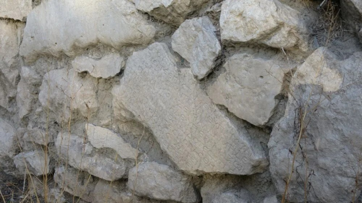 Οι δέκα εγχάρακτες πέτρες χρησιμοποιήθηκαν ως θεμέλια του σπιτιού. Φωτογραφία: İHA