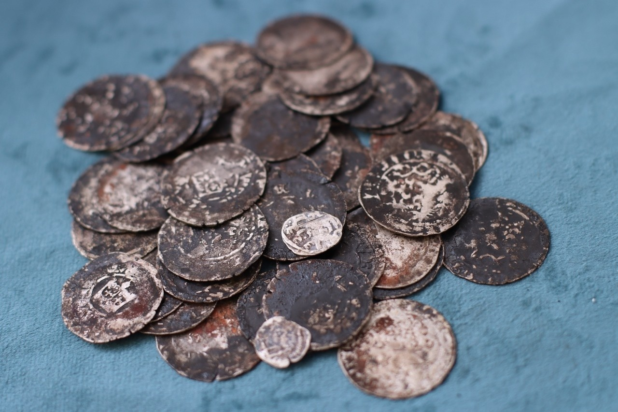 Αρχαιολόγοι στο Σμολένσκ, έφεραν στο φως 48 μεσαιωνικά ασημένια νομίσματα, ανάμεσά τους ένα Γκρόσεν της Πράγας – “το δολάριο του μεσαίωνα”, ένα λιθουανικό δηνάριο, κι ένα κριμαϊκό δανγκ