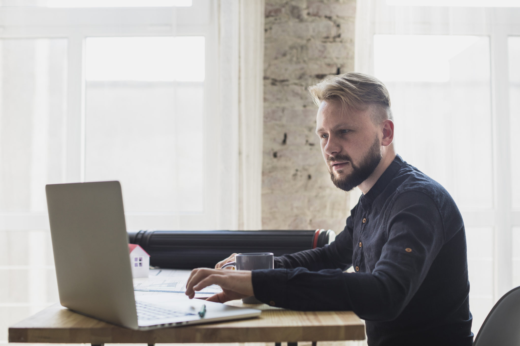 Το αφεντικό του εγκατέστησε λογισμικό επιτήρησης που βγάζει φωτογραφίες ανά δέκα λεπτά - "ο έλεγχος δεν με κάνει πιο παραγωγικό". Φωτογραφία: Freepik