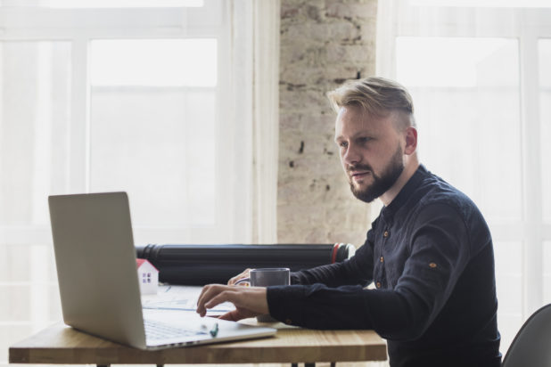 Το αφεντικό του εγκατέστησε λογισμικό επιτήρησης που βγάζει φωτογραφίες ανά δέκα λεπτά - "ο έλεγχος δεν με κάνει πιο παραγωγικό". Φωτογραφία: Freepik