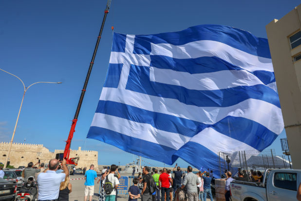 28η Οκτωβρίου - Ηράκλειο: Υψώθηκε σημαία των 1.440 τετραγωνικών μέτρων