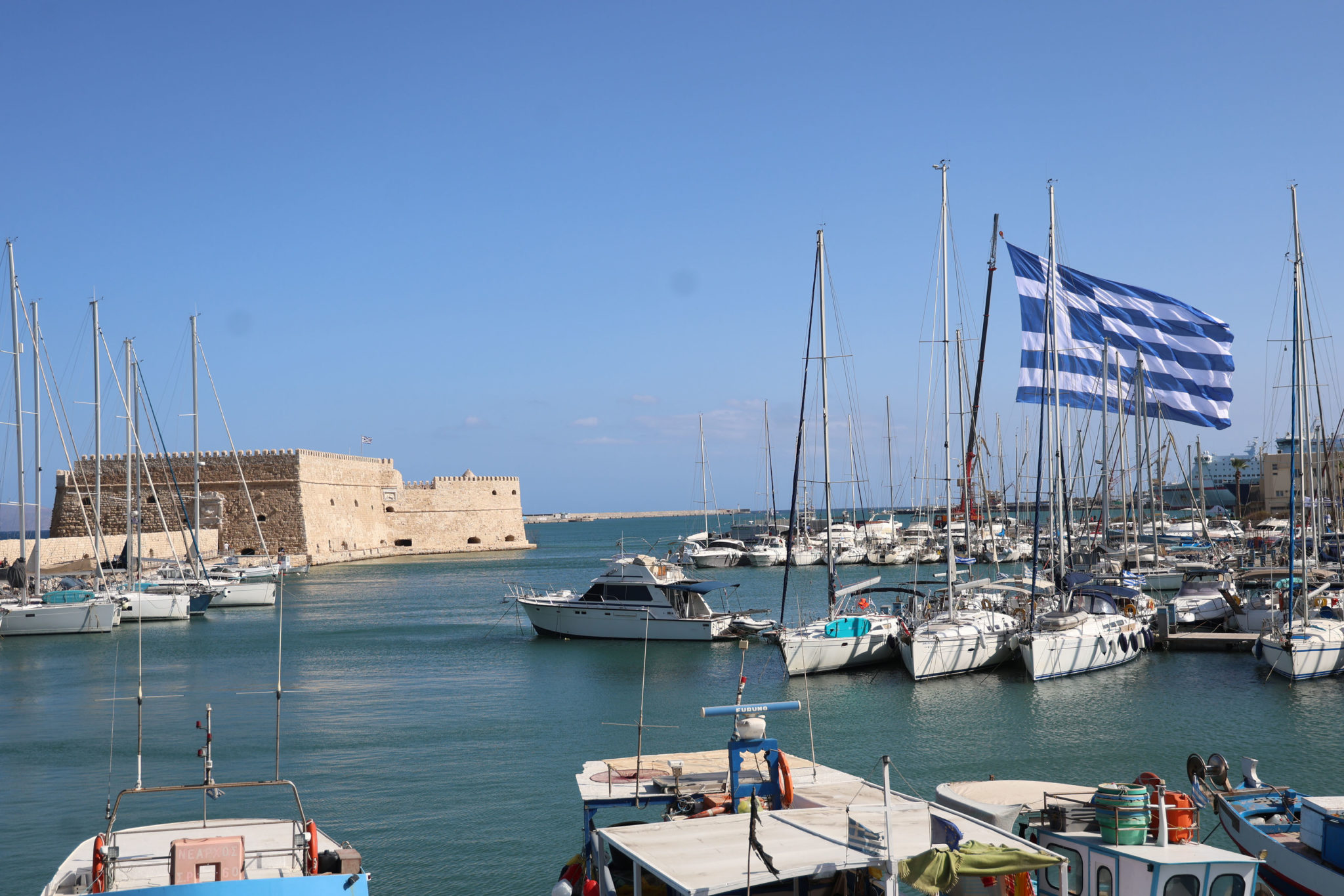 28η Οκτωβρίου - Ηράκλειο: Υψώθηκε σημαία των 1.440 τετραγωνικών μέτρων