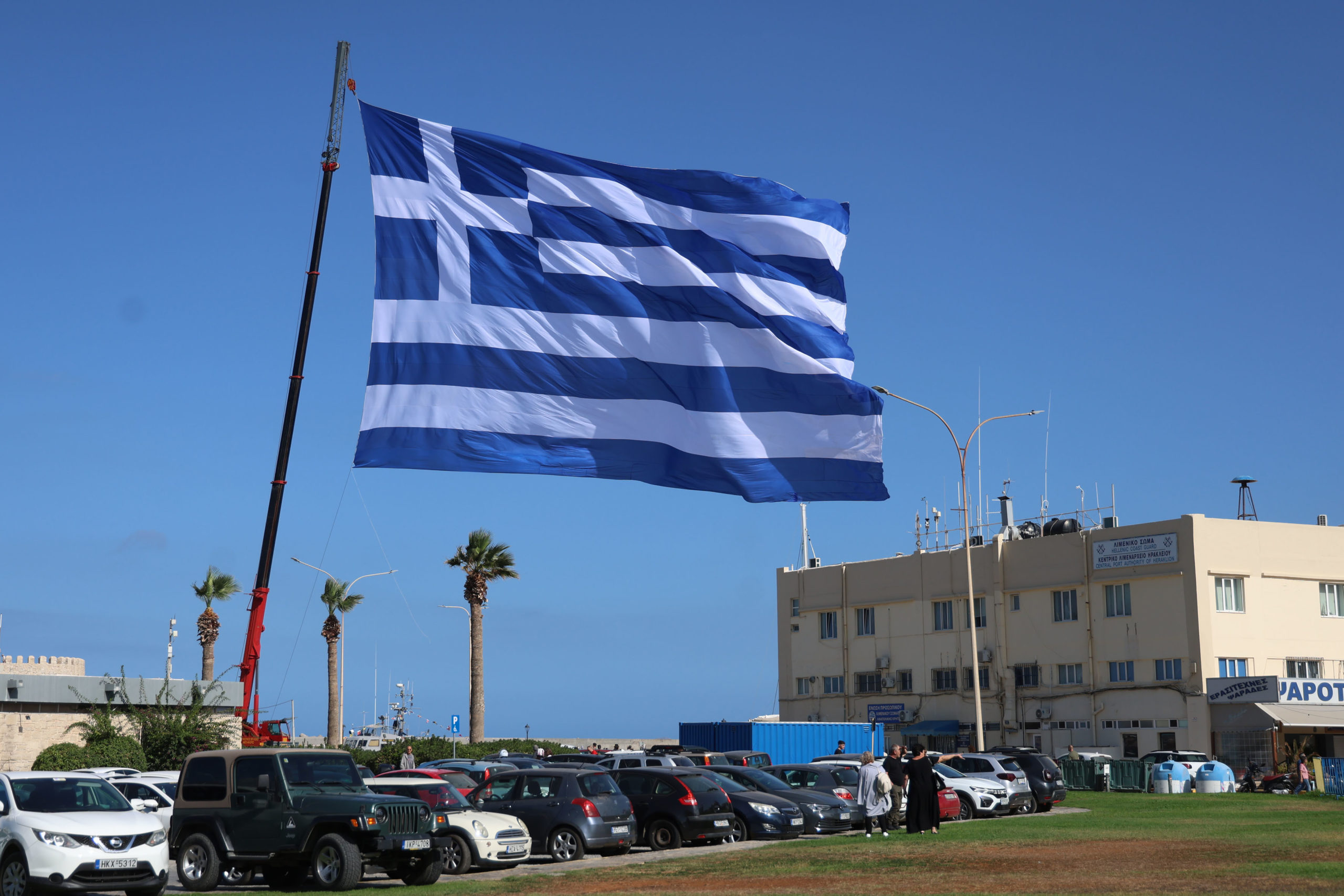 28η Οκτωβρίου - Ηράκλειο: Υψώθηκε σημαία των 1.440 τετραγωνικών μέτρων