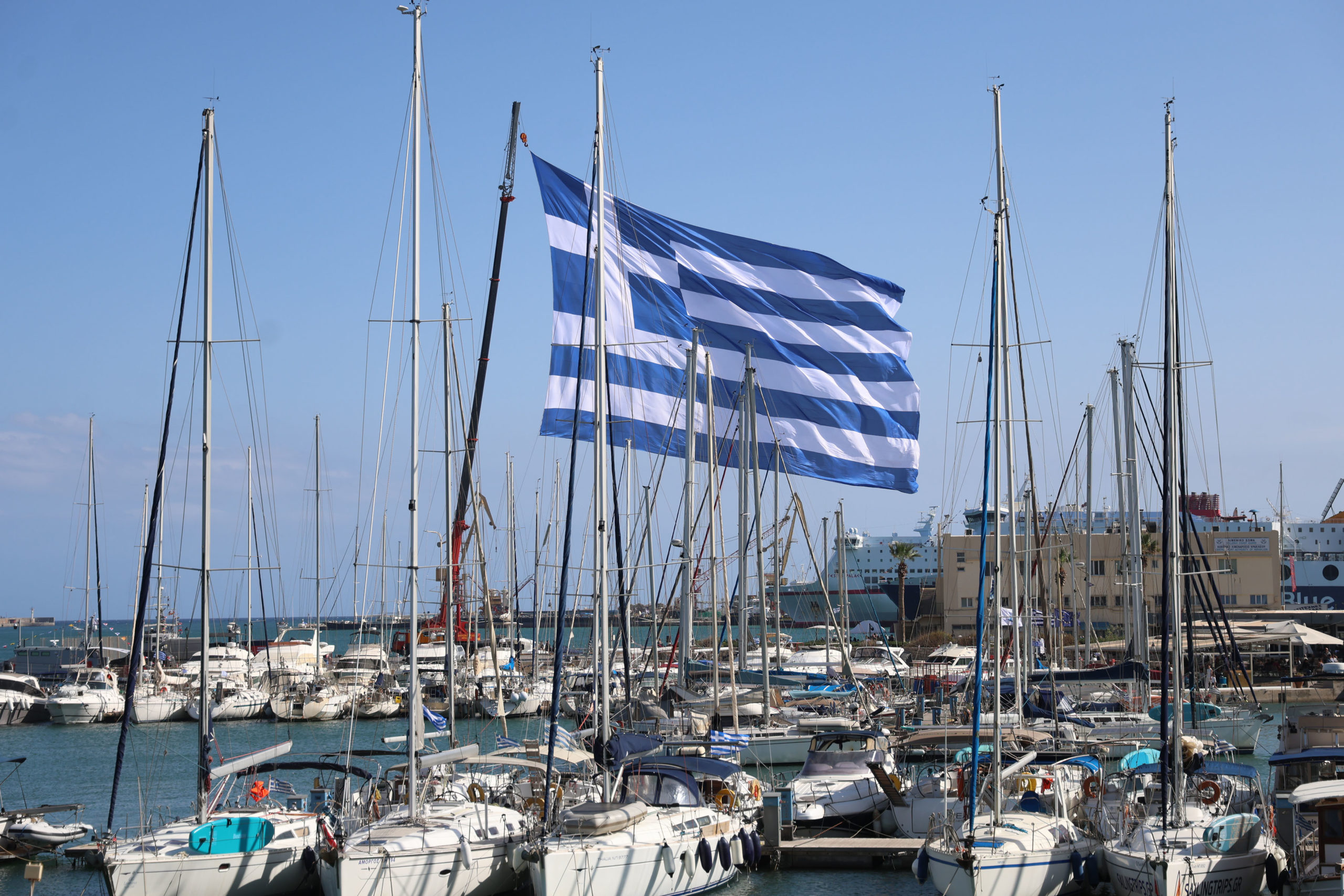 28η Οκτωβρίου - Ηράκλειο: Υψώθηκε σημαία των 1.440 τετραγωνικών μέτρων