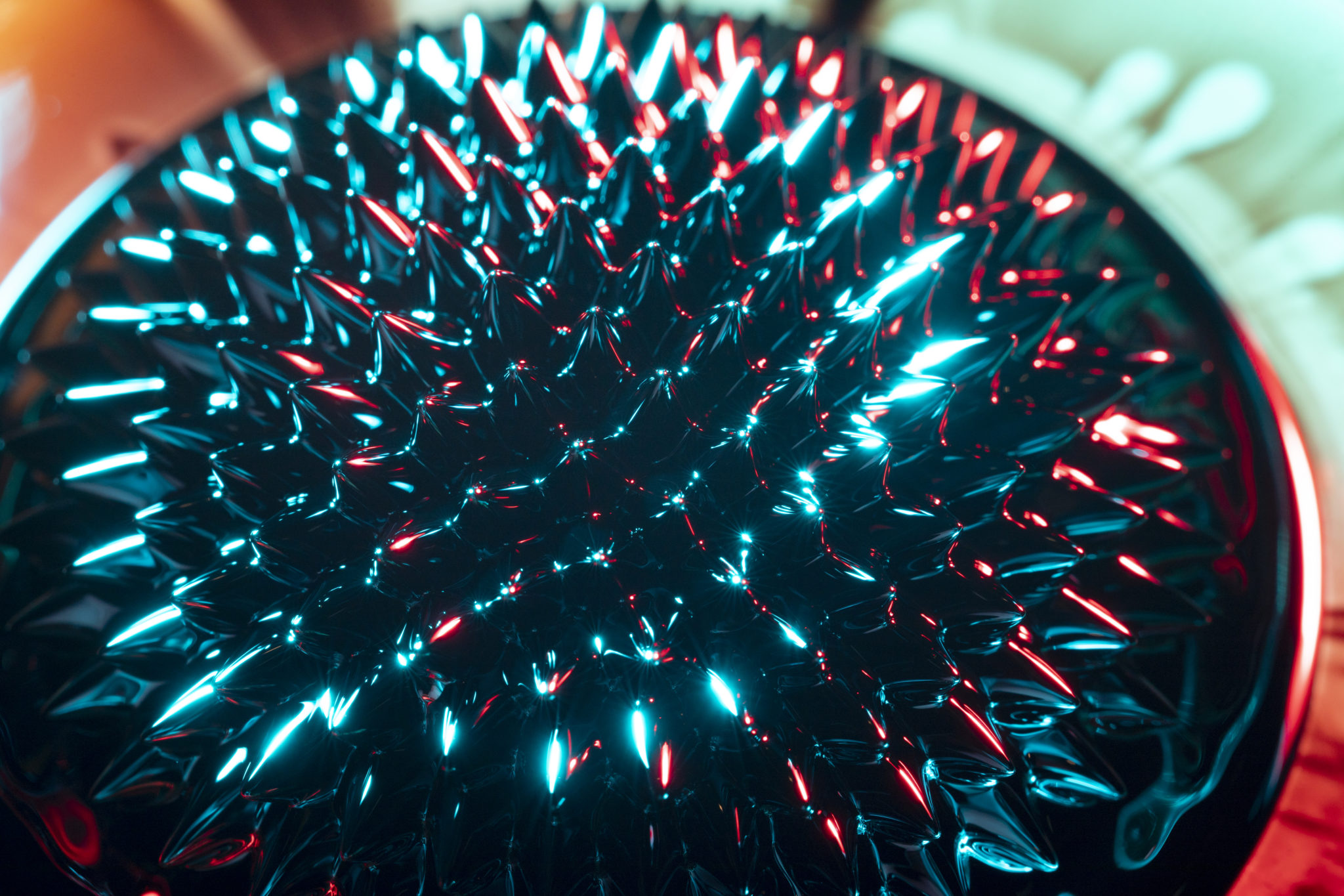 To ιερό δισκοπότηρο της φυσικής: Επιστήμονες ανακάλυψαν έναν νέο τρόπο λειτουργίας των υπεραγωγών σε θερμοκρασία δωματίου. Φωτογραφία: Freepik