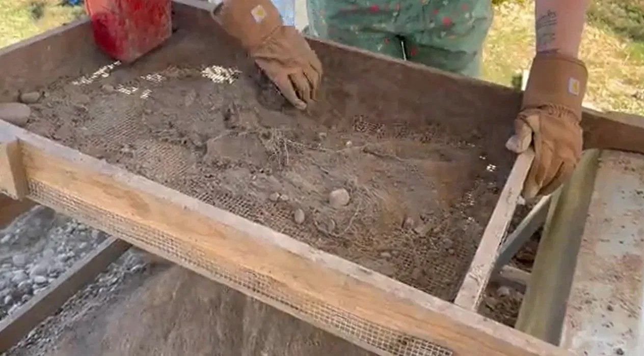 Αρχαιολόγοι ψάχνουν για τεχνουργήματα στο εσωτερικό του εστιατορίου μετά τη φωτιά. Φωτογραφία: Dayton 24/7