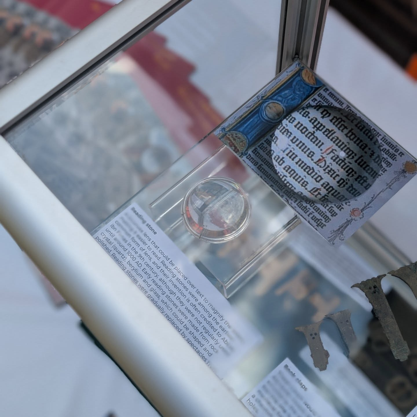 Κατασκευασμένος από καθαρό χαλαζία ή γυαλί, ο μεσαιωνικός φακός ανάγνωσης που ανακαλύφθηκε στο Κολλέγιο Hertford της Οξφόρδης χρησιμοποιούνταν κάποτε για τη μεγέθυνση λέξεων σε χειρόγραφα κείμενα. Φωτογραφία: Credit: Hertford College via Facebook