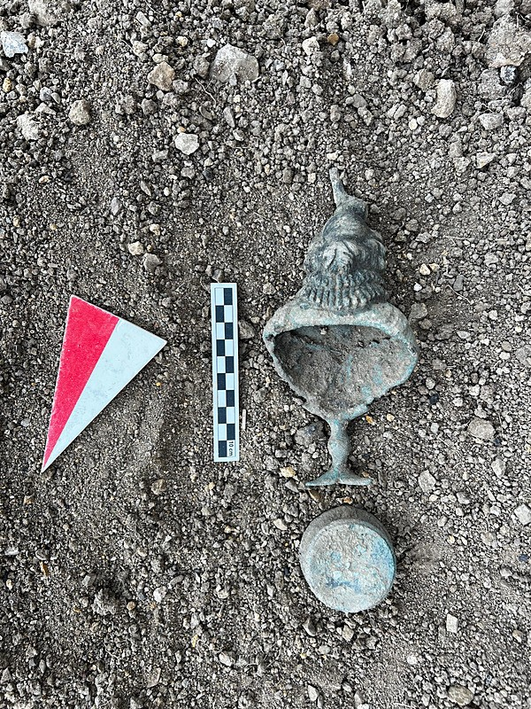 Το τέχνεργο απεικονίζει τη θεά Ίσιδα όρθια σε τρίποδη βάση που αναδύεται μέσα από ένα σχέδιο τρίφυλλου κάλυκα. Φωτογραφία: ΑΑ 