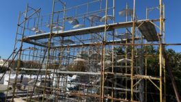 «Ξηλώνονται» για επισκευή «Ομπρέλες» του Ζογγολόπουλου που έχουν υποστεί φθορές