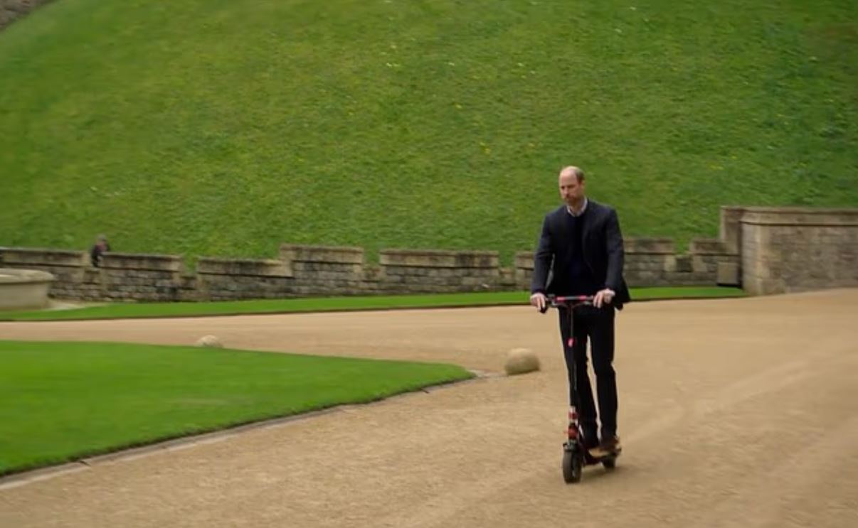 Πρίγκιπας Ουίλιαμ: Μετακινείται με ηλεκτρικό πατίνι στο κάστρο του Ουίνδσορ – ΒΙΝΤΕΟ