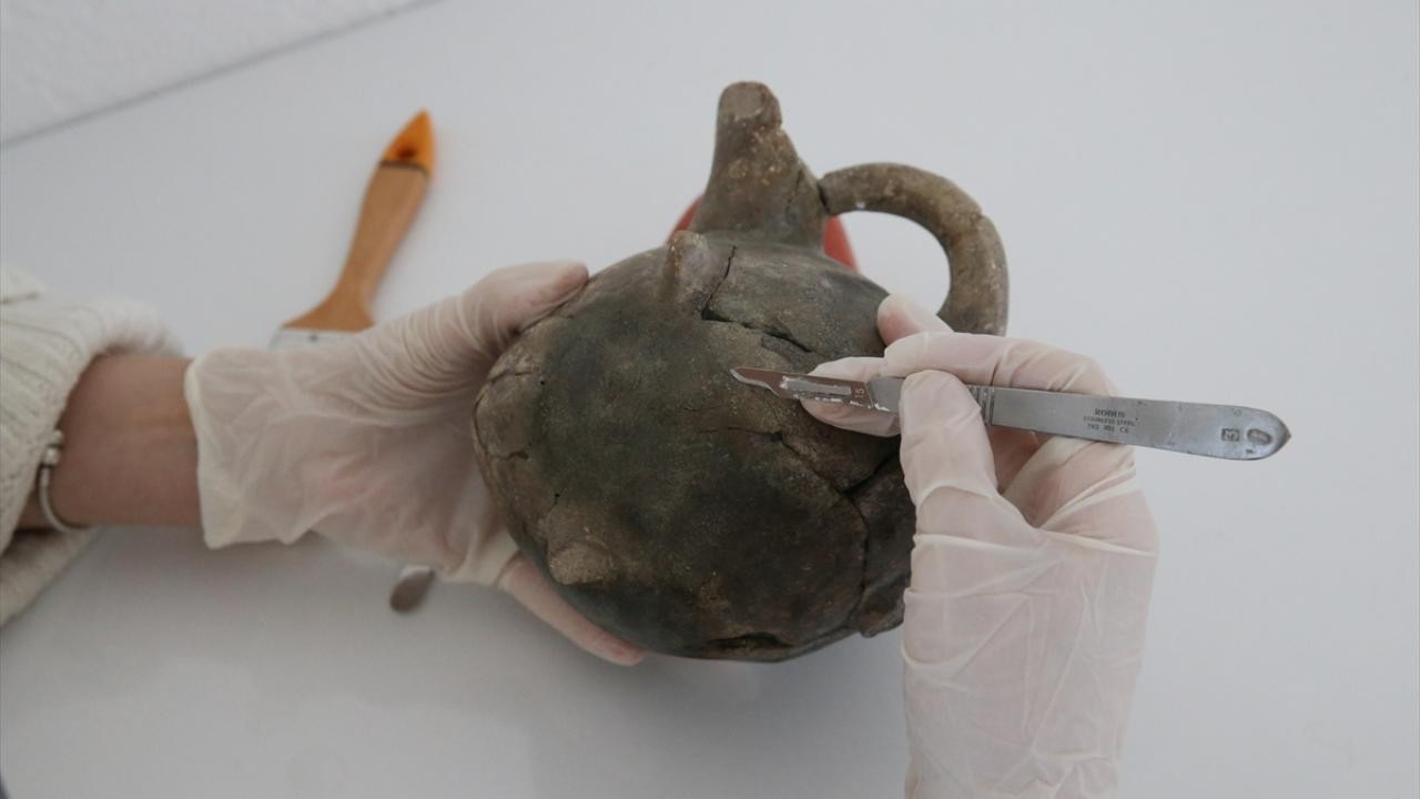 Στο εσωτερικό του καμένου σπιτιού, οι αρχαιολόγοι ανακάλυψαν διάφορα τέχνεργα, όπως κεραμική, ομοιώματα και μια συλλογή εργαλείων από οστά και χαλκό. Φωτογραφία: ΑΑ