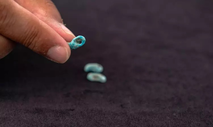 Οι τιρκουάζ χάντρες για το “κακό μάτι” που ανακαλύφθηκαν στα Λύστρα. Φωτογραφία: DHA