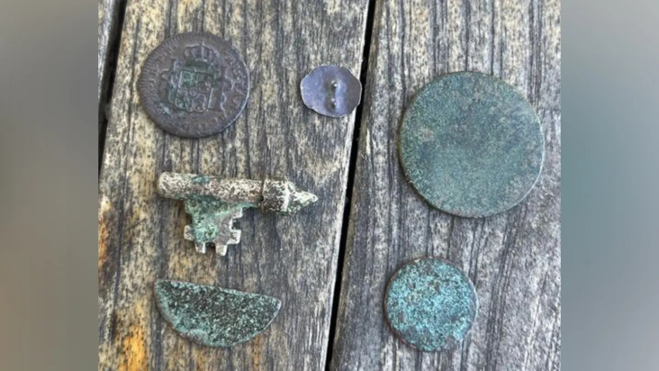 Ο Travis Nichols ανακάλυψε ισπανικό νόμισμα στην ακτή του Ναντάκετ . Φωτογραφία: Paolo Picciotto/REDA/Universal Images Group via Getty Images; Kaie Quigley/Nantucket Inquirer and Mirror