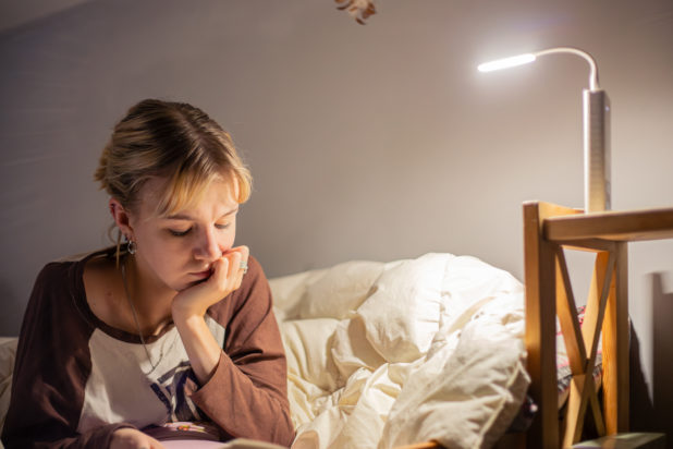 Ύπνος: Ειδικός εξηγεί γιατί δεν μπορείτε να κοιμηθείτε παρόλο που νιώθετε κουρασμένοι - 4 απλά κόλπα που θα σας βοηθήσουν