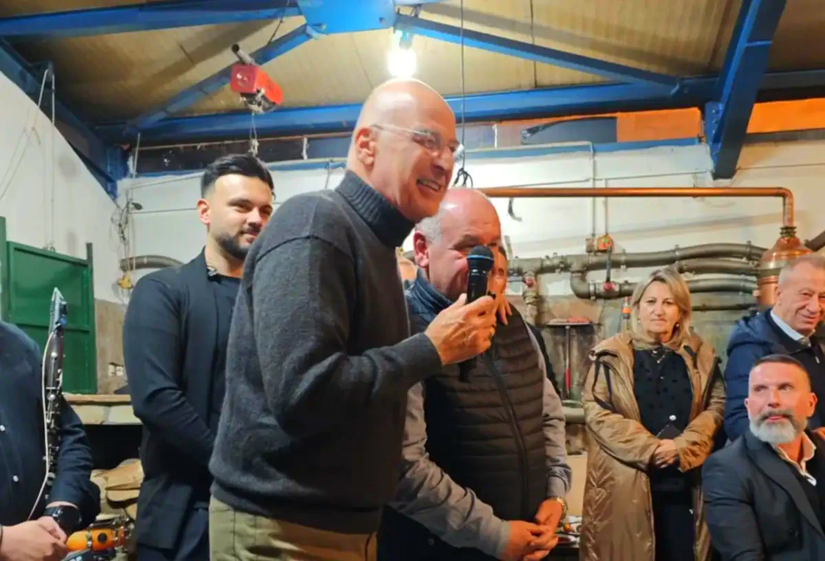 Γαλάζια μάζωξη στη Φλώρινα: Δένδιας, Κεραμέως, Δημητριάδης και πολλοί βουλευτές σε παραδοσιακό βράσιμο τσίπουρου