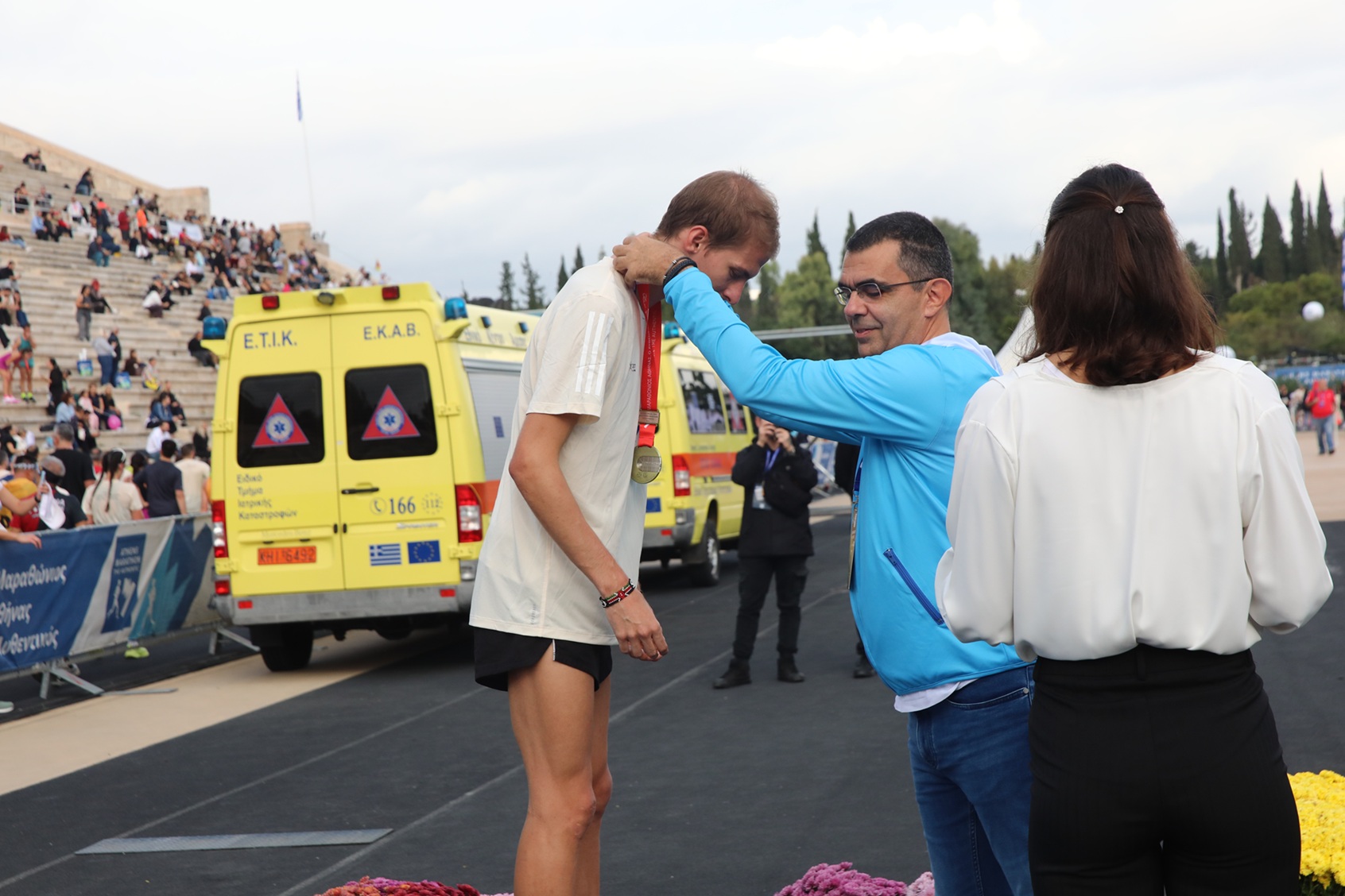 Ο Chief Sales & Marketing OPAP Stores Officer, Φώτης Ζησιμόπουλος, βραβεύει τον Γιώργο Τάσση, που τερμάτισε 3ος στον αγώνα 10χλμ ΟΠΑΠ