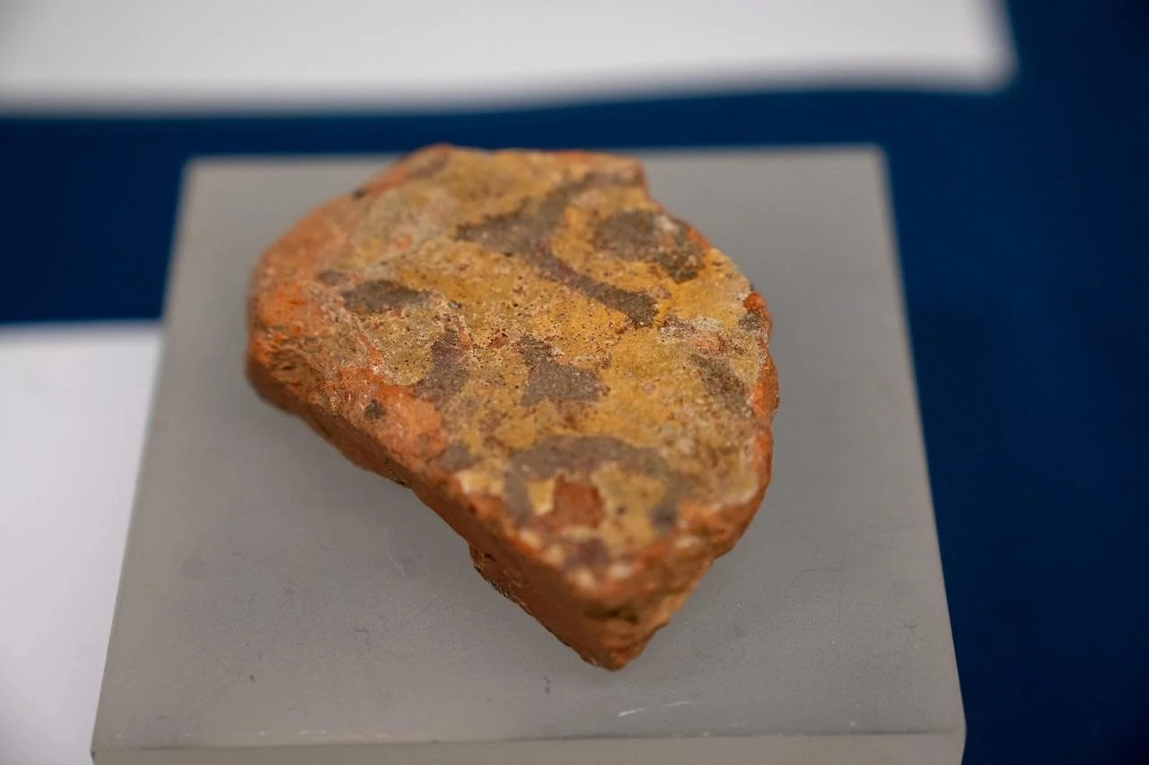 Διακοσμημένο μεσαιωνικό πλακίδιο δαπέδου που αργότερα ενέπνευσε σχέδια που χρησιμοποιήθηκαν στην ανακατασκευή του Παλατιού τον 19ο αιώνα. Φωτογραφία: R&R Delivery Authority 