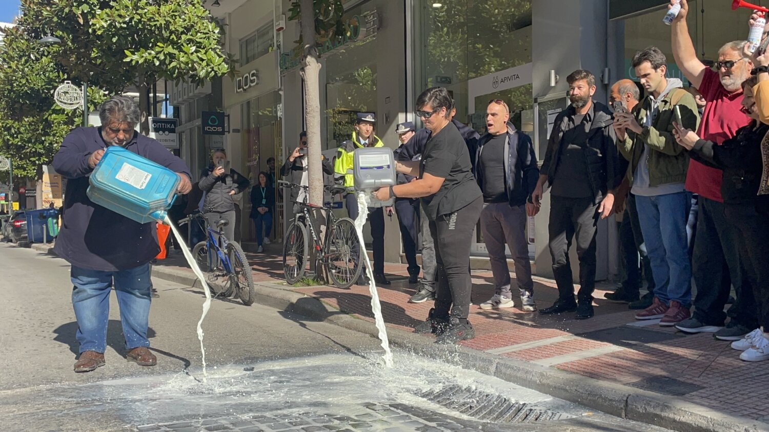 Λάρισα: Συγκέντρωση κτηνοτρόφων έξω από το πολιτικό γραφείο του Χρήστου Κέλλα – Έριξαν γάλα στον δρόμο – ΒΙΝΤΕΟ