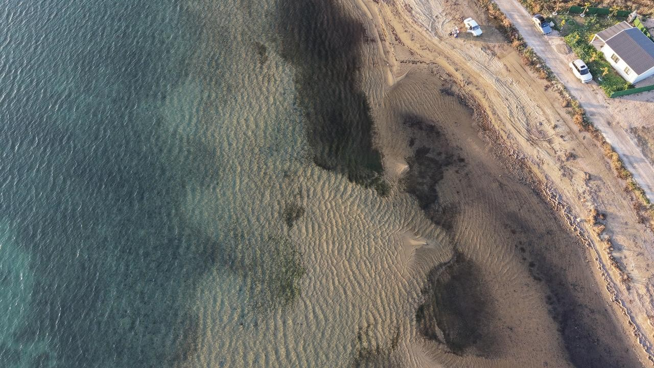 Αεροφωτογραφία δείχνει τις πρόσφατα εκτεθείσες αμμοθίνες και τα μοτίβα ρηχών υδάτων που προκλήθηκαν από τη σπάνια υποχώρηση της θάλασσας στο Erdek, του Balikesir, στην βορειοδυτική Τουρκία.