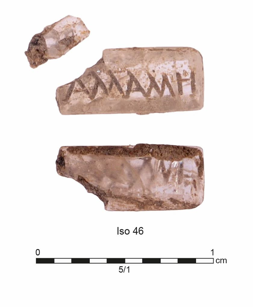 Εντάλιο (intaglio) (από ορεία κρύσταλλο;), χαραγμένο με ένα επώνυμο (;) στα ελληνικά( ;), το οποίο πιθανότατα ήταν προσαρμοσμένο σε χρυσό δαχτυλίδι που βρέθηκε κοντά. Φωτογραφία: Frédéric Prodeo, Inrap
