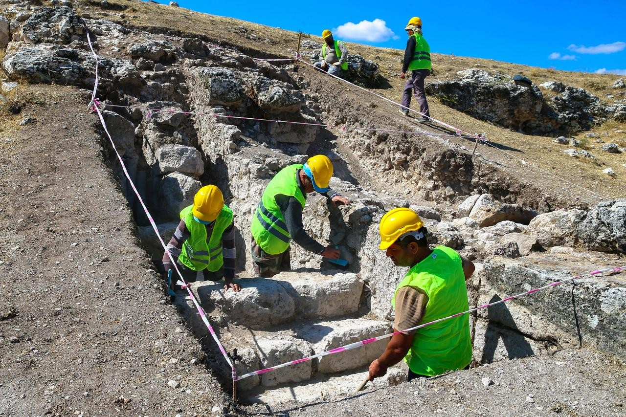 Οι ανασκαφές στο στάδιο, που βρίσκεται αριστερά της κύριας εισόδου και έχει θέα στην κοιλάδα, αποκάλυψαν ένα σύστημα σωληνώσεων σκαλισμένο στον βράχο, το οποίο χρησιμοποιούνταν για τη διοχέτευση νερού σε ρωμαϊκό λουτρό που βρισκόταν δίπλα στο στάδιο. Ουσάκ, Τουρκία, 23 Νοεμβρίου 2025. Φωτογραφία: AA