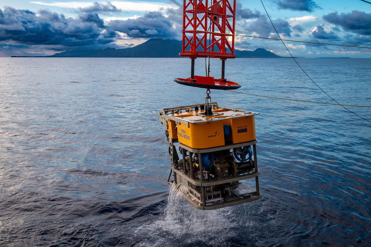 Το ROV Kiel 6000 αποκάλυψε την έκπληξη: Κατά την πρώτη ανάπτυξη (ή "πρώτη βύθιση") του καταδυτικού ρομπότ, τα διακριτικά χαρακτηριστικά του υδροθερμικού πεδίου "Karambusel" ήρθαν στο φως. Φωτογραφία: Philipp Brandl / GEOMAR