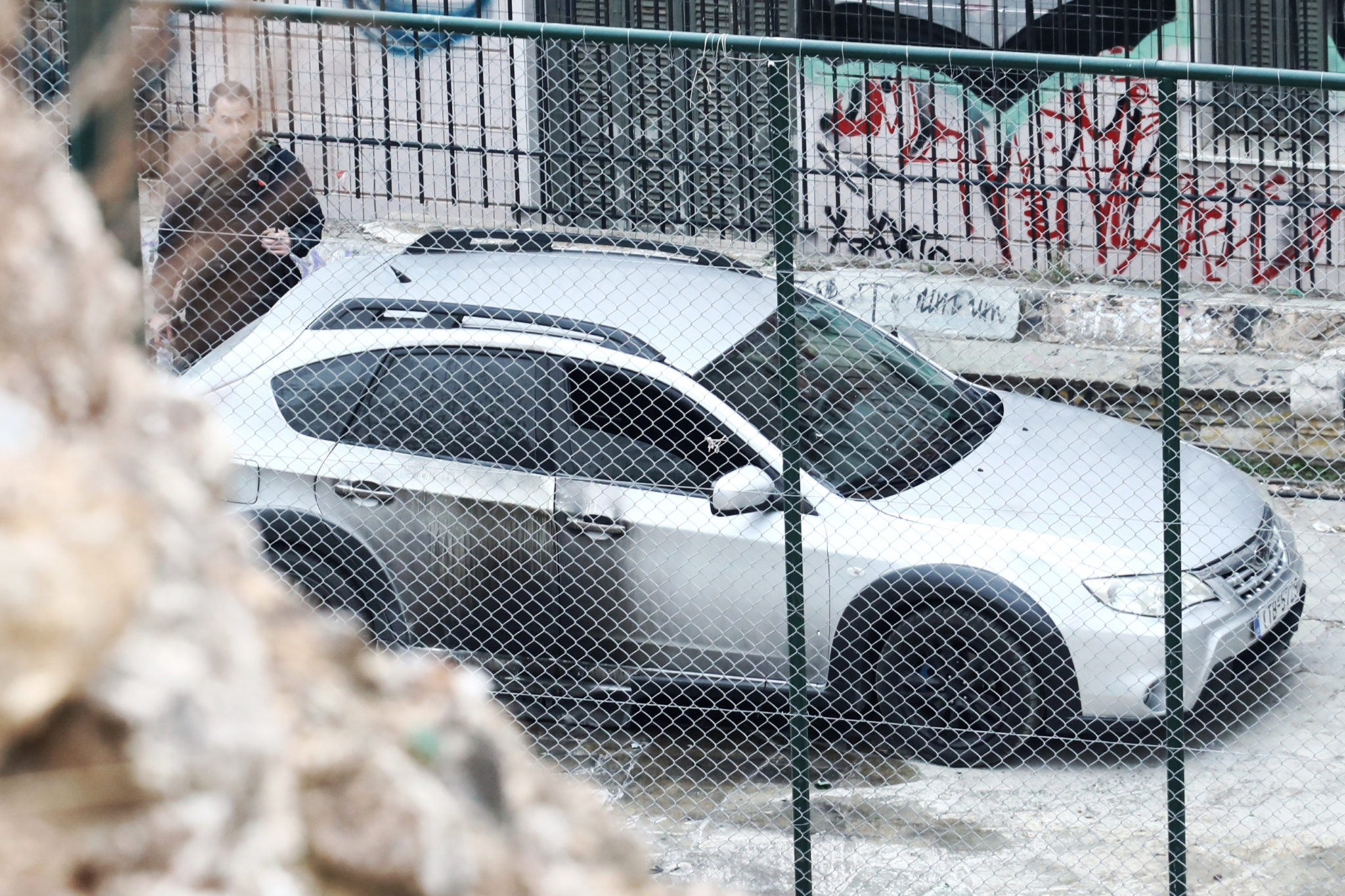 Λόφος Στρέφη, Επίθεση, μολότοφ