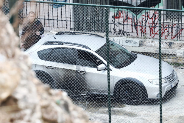 Λόφος Στρέφη, Επίθεση, μολότοφ