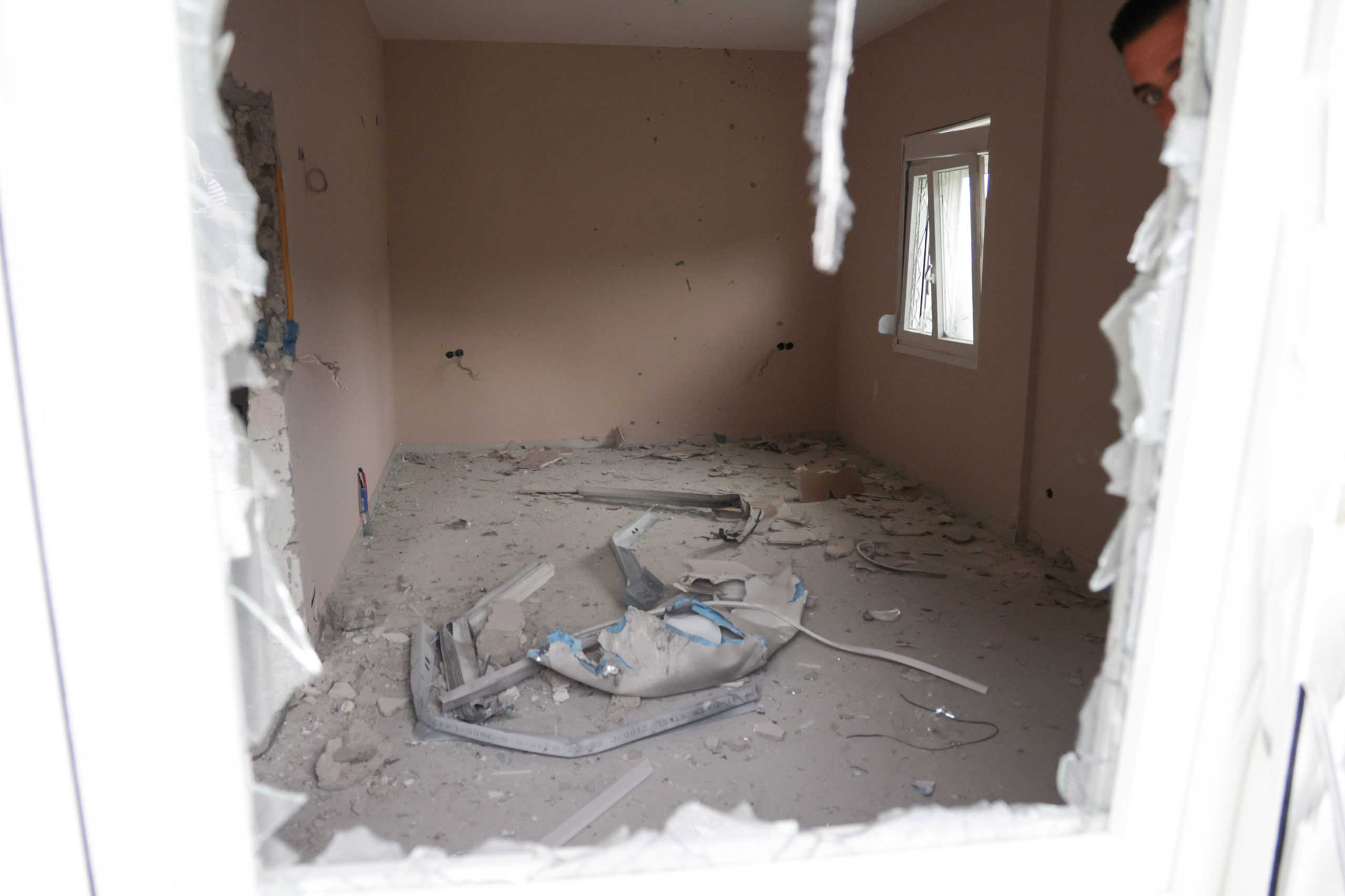 Το σπίτι του χτιζόταν... στη λάθος πλευρά του χωριού και η έκρηξη