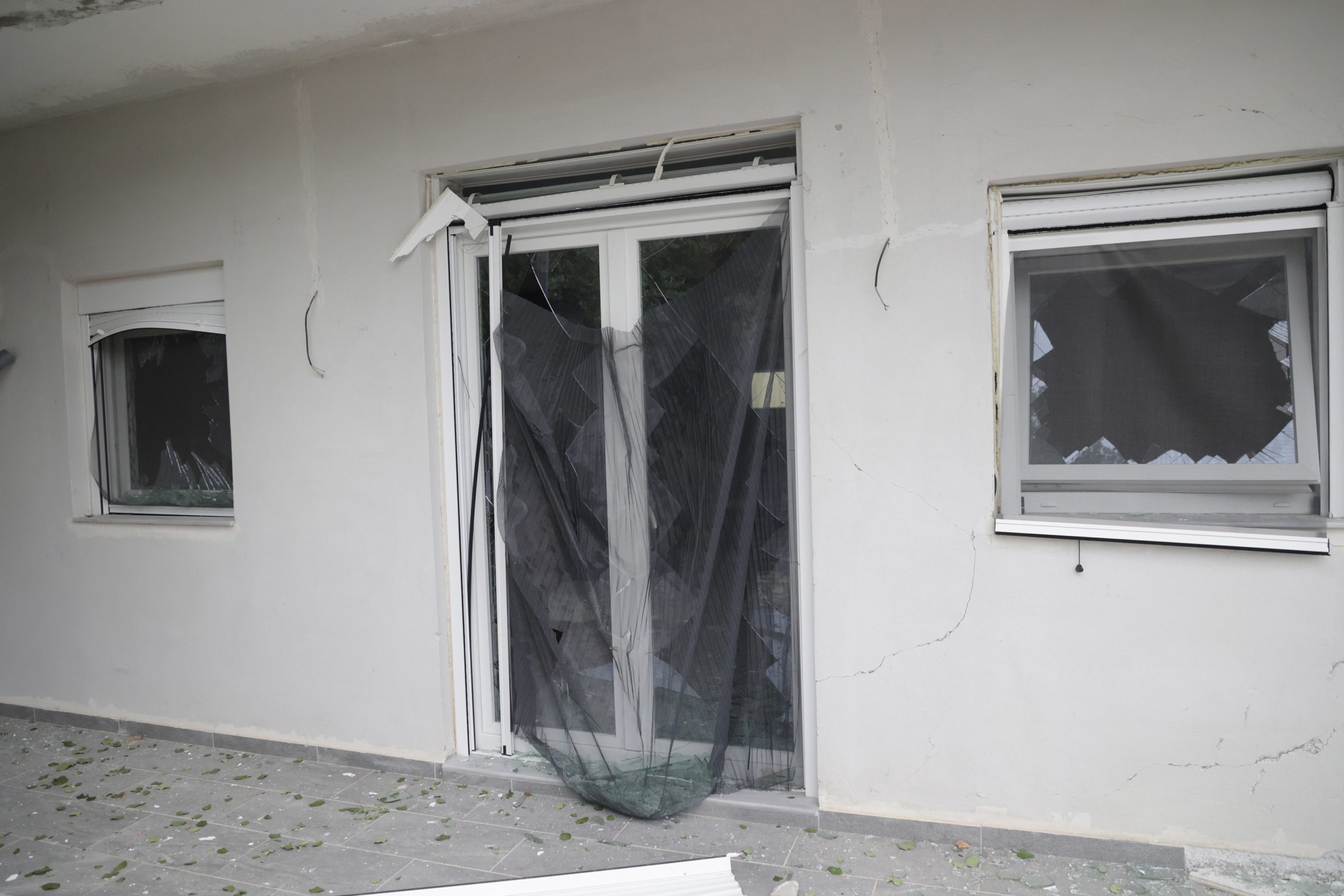 Το σπίτι του χτιζόταν... στη λάθος πλευρά του χωριού και η έκρηξη