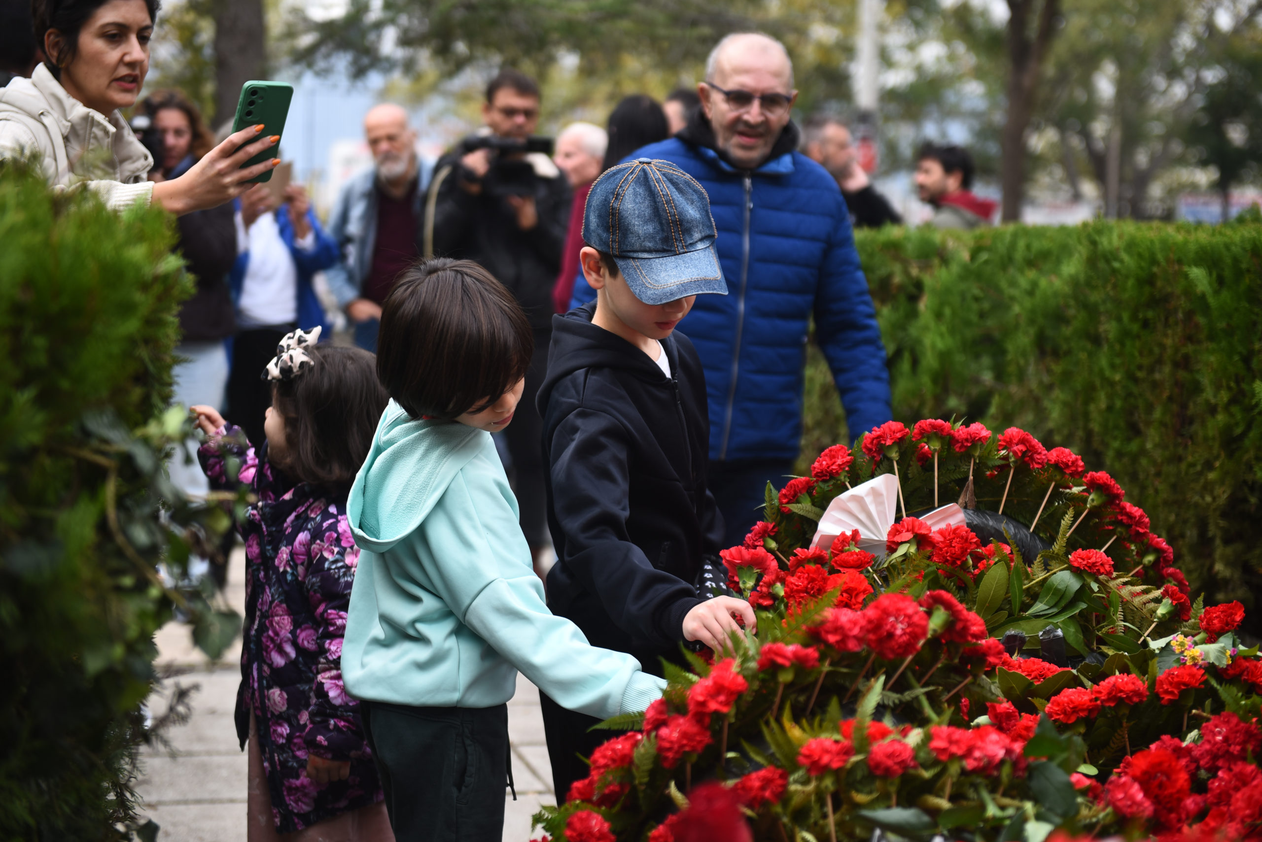 Θεσσαλονίκη: Σεβασμός και τιμή για τα 52 χρόνια από την εξέγερση του Πολυτεχνείου – Μηνύματα για Δημοκρατία και κοινωνική ευημερία
