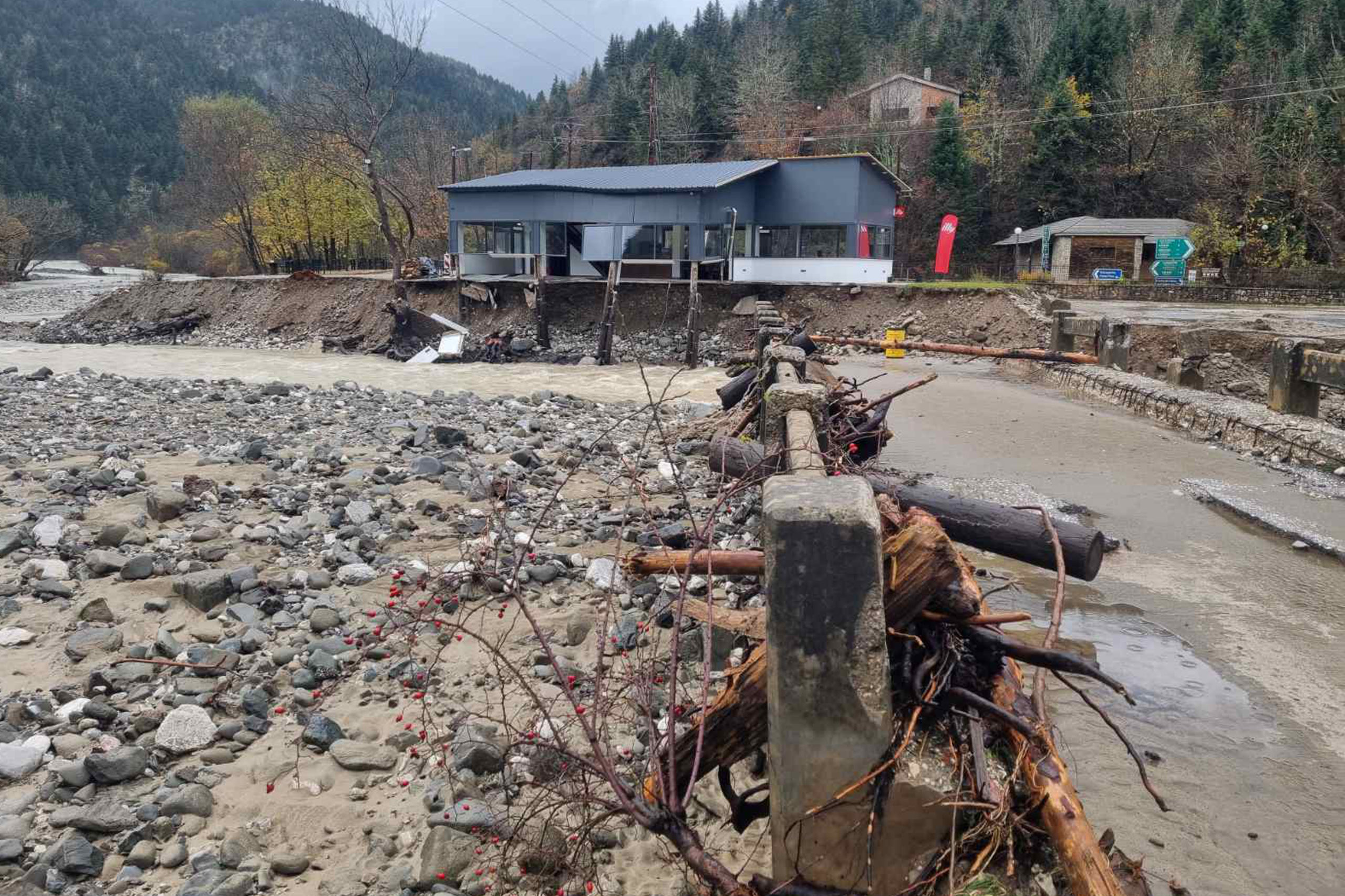 Δραματική η κατάσταση στη δυτική Ελλάδα: Χωριά χωρίς ρεύμα και νερό – «Την Τρίτη περιμένουμε νέα κακοκαιρία, ο Θεός βοηθός»