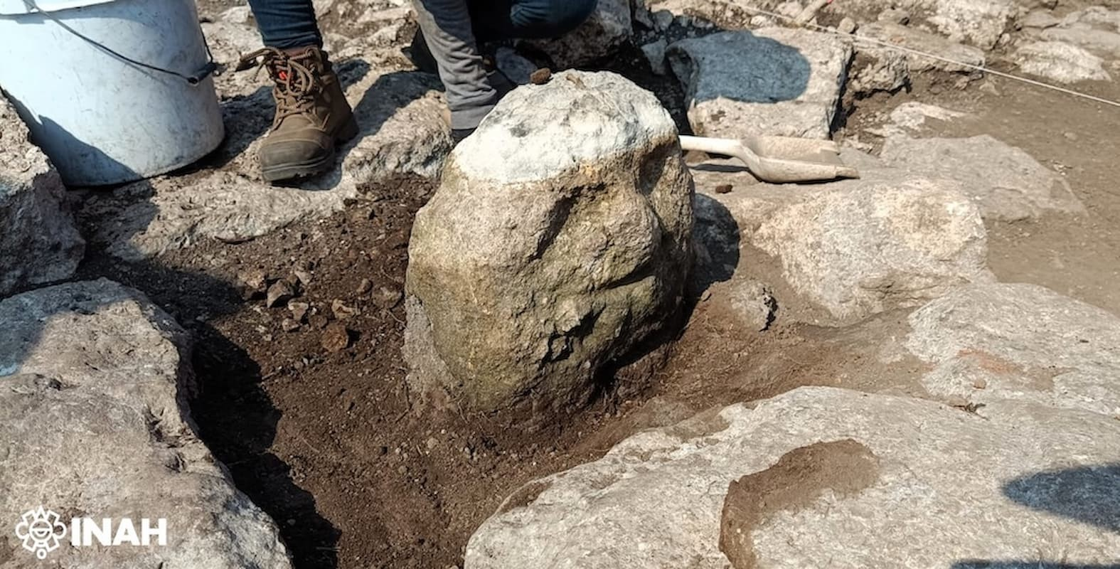 Πιθανότατα χρησιμοποιήθηκε ως δείκτης για την είσοδο σε έναν χώρο συνάντησης. Εκτιμάται ότι χρονολογείται από την Προκλασική περίοδο (2500 π.Χ. - 200 μ.Χ.). Φωτογραφία: INAH