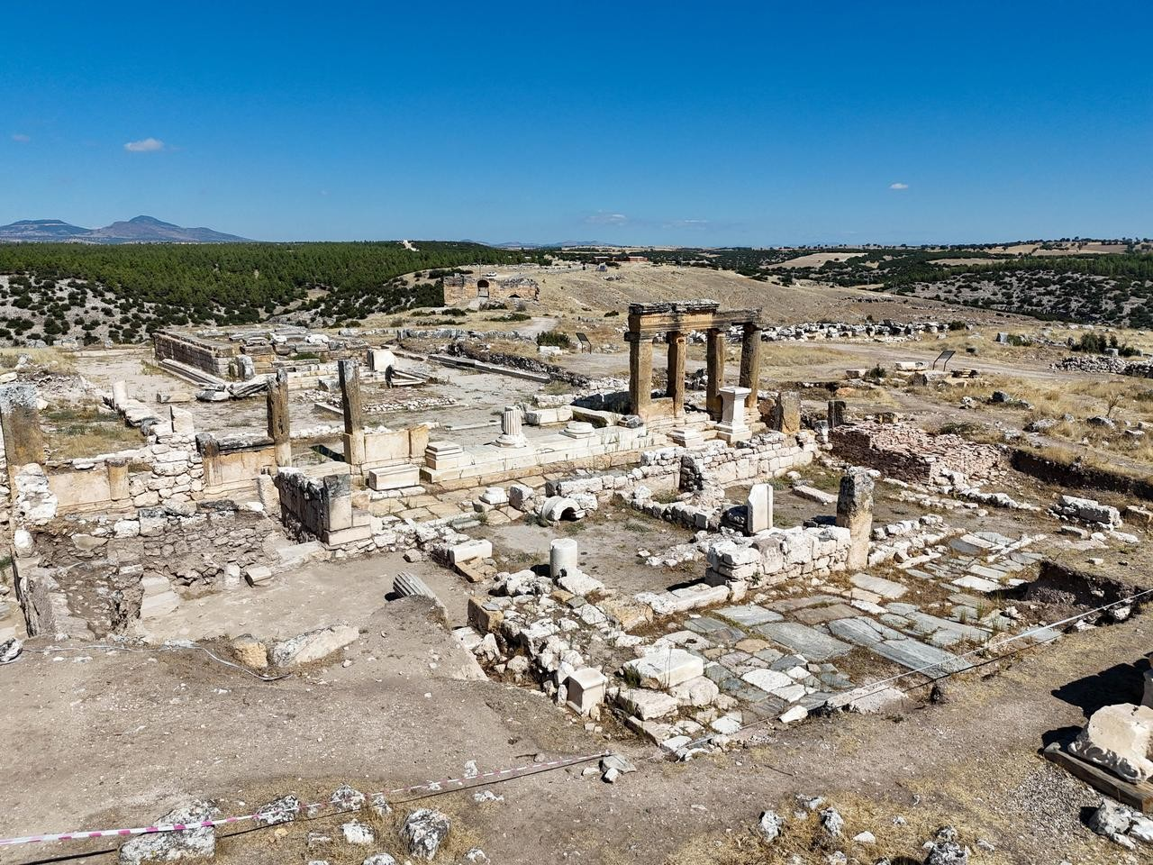 Το ιστορικό στάδιο στην Αρχαία Πόλη της Βλαύνδου, μια πόλη-φρουρά για τους Μακεδόνες στρατιώτες κατά τη διάρκεια της εκστρατείας του Μεγάλου Αλεξάνδρου στην Ανατολία, αποκαλύπτεται. Ουσάκ, Τουρκία, 23 Νοεμβρίου 2025. Φωτογραφία: ΑΑ 