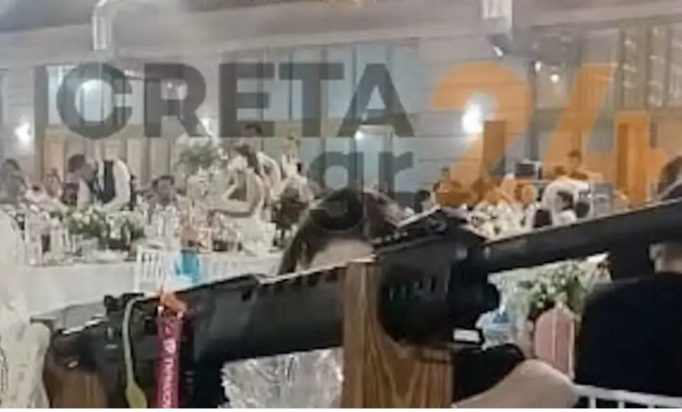 Κρήτη: Όπλο κοσμεί τραπέζι νεόνυμφων