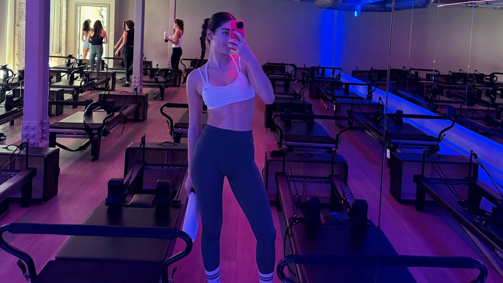 Μελίνα Νικολαΐδη: Φωτογραφίες από τη νέα καθημερινότητά της στο Λονδίνο – Τα posts της, γεμάτα από cozy στιγμές και λαμπερές χριστουγεννιάτικες γωνιές