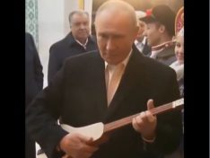 Ο Πούτιν δοκιμάζει να παίξει κομούζ