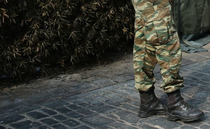 στρατιώτης