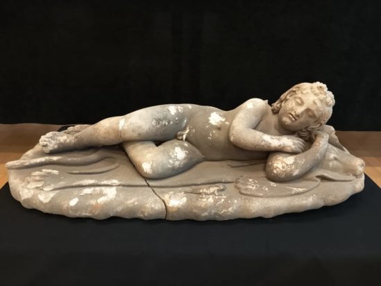 Αρχαιολόγοι αποκάλυψαν ένα λεπτοδουλεμένο μαρμάρινο γλυπτό ενός «Κοιμώμενου Έρωτα», που χρονολογείται από τον 2ο αιώνα μ.Χ. Φωτογραφία: Αρχαιολογικό Μουσείο Ίστριας, μέσω Facebook