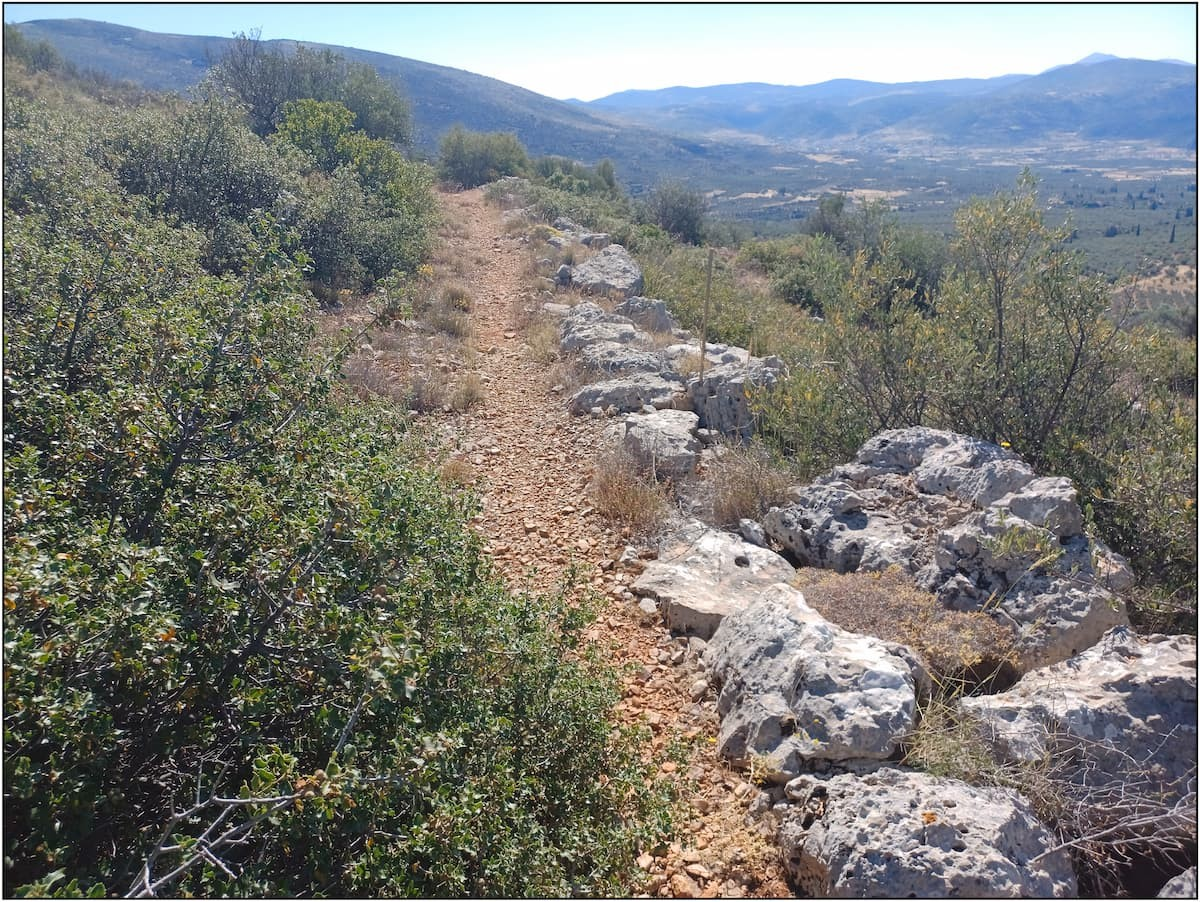 Ο δρόμος Μ1 εξακολουθεί να εκτείνεται από τις Μυκήνες προς την κοιλάδα του Μπερμπατί. Φωτογραφία: Christopher Nuttall