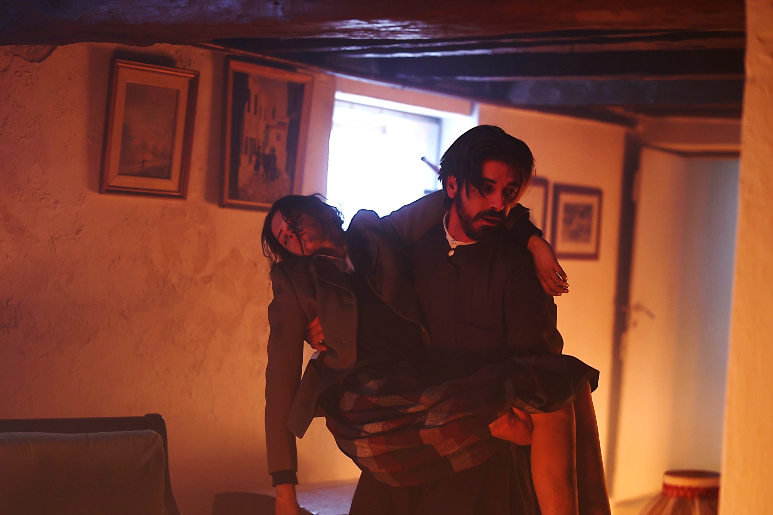 Άγιος έρωτας: Ο πατήρ Νικόλαος σώζει τη Δώρα από τις φλόγες, απόψε στις 21:00 στον Alpha