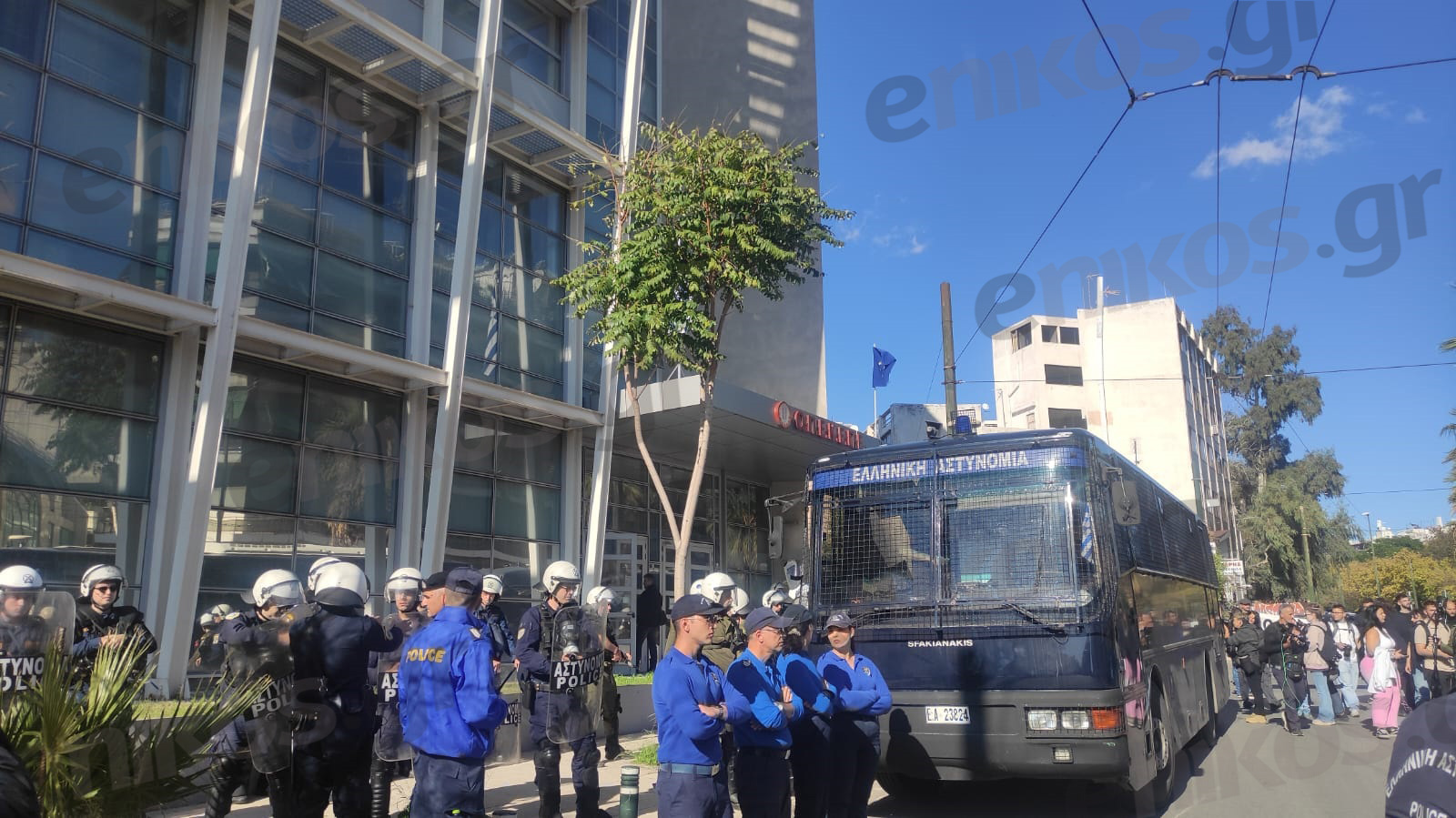 Αγροτικό συλλαλητήριο στην Αθήνα – Η πορεία επέστρεψε στο υπουργείο Αγροτικής Ανάπτυξης – ΦΩΤΟ και ΒΙΝΤΕΟ