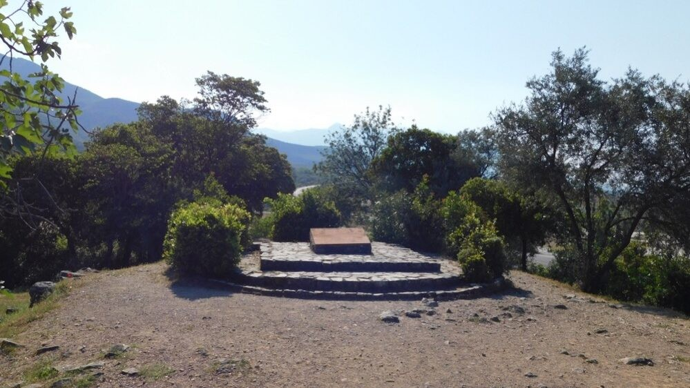 Μνημείο στο σημείο όπου έπεσαν οι τελευταίοι Σπαρτιάτες. Φωτογραφία: Κωνσταντίνος Λιβάδας / Shutterstock 