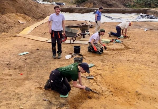 Terra Sigillata (Τέρρα Σιτζιλλάτα), υψηλής ποιότητας ρωμαϊκά επιτραπέζια σκεύη, ανακτώνται προσεκτικά κατά τη διάρκεια της ανασκαφής. Φωτογραφία: Πανεπιστήμιο της Κολωνίας, Αρχαιολογία των Ρωμαϊκών Επαρχιών / R. Eckardt
