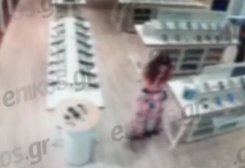 Αττική: Βίντεο από τη δράση 34χρονης που «ξάφριζε» καταστήματα – Είχε προτίμηση σε τάμπλετ, κινητά, ρούχα και παπούτσια