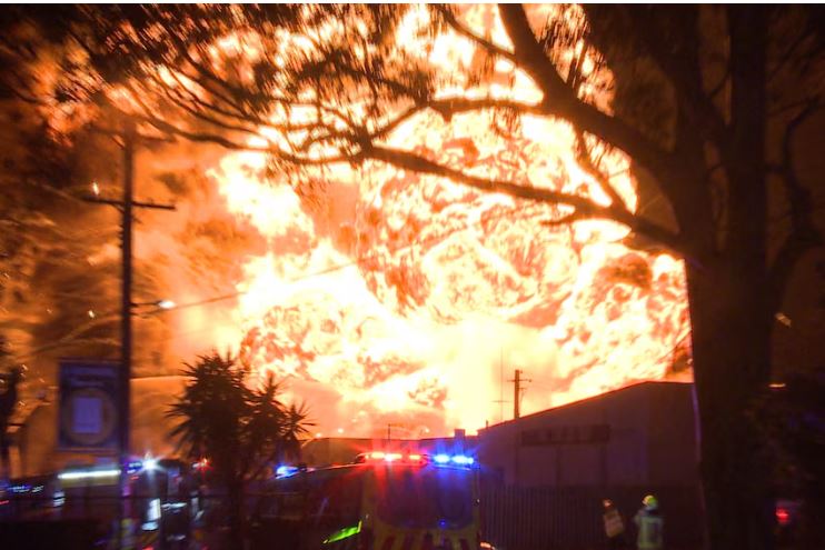 Βίντεο: Tεράστια πύρινη σφαίρα καταστρέφει εγκαταστάσεις αποβλήτων στο Σίδνεϊ